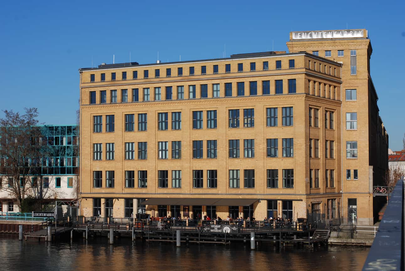 Ein Foto der Leuchtenfabrik, einem Gebäude mit gelber Klinkerfassade.